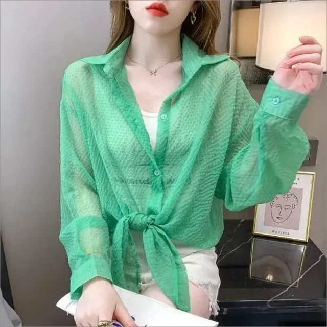 Camicia schermante dall'eleganza estiva.