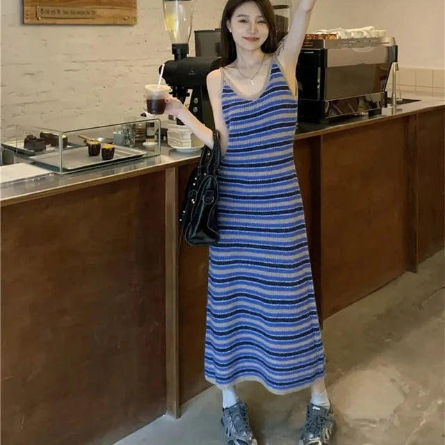 Trendige gestreifte gestrickte Spaghettiträgerkleid