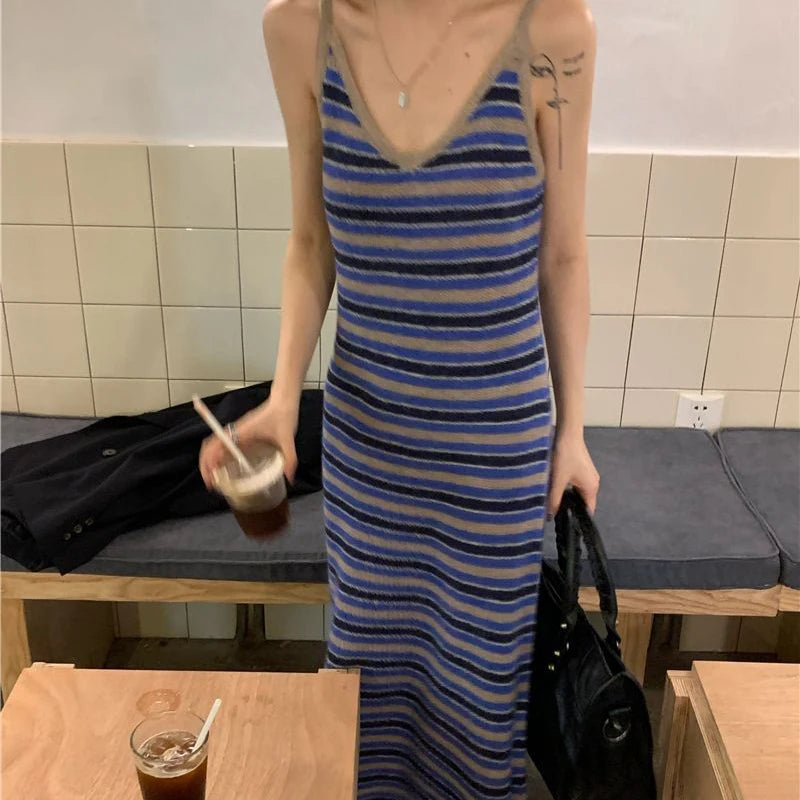 Trendige gestreifte gestrickte Spaghettiträgerkleid