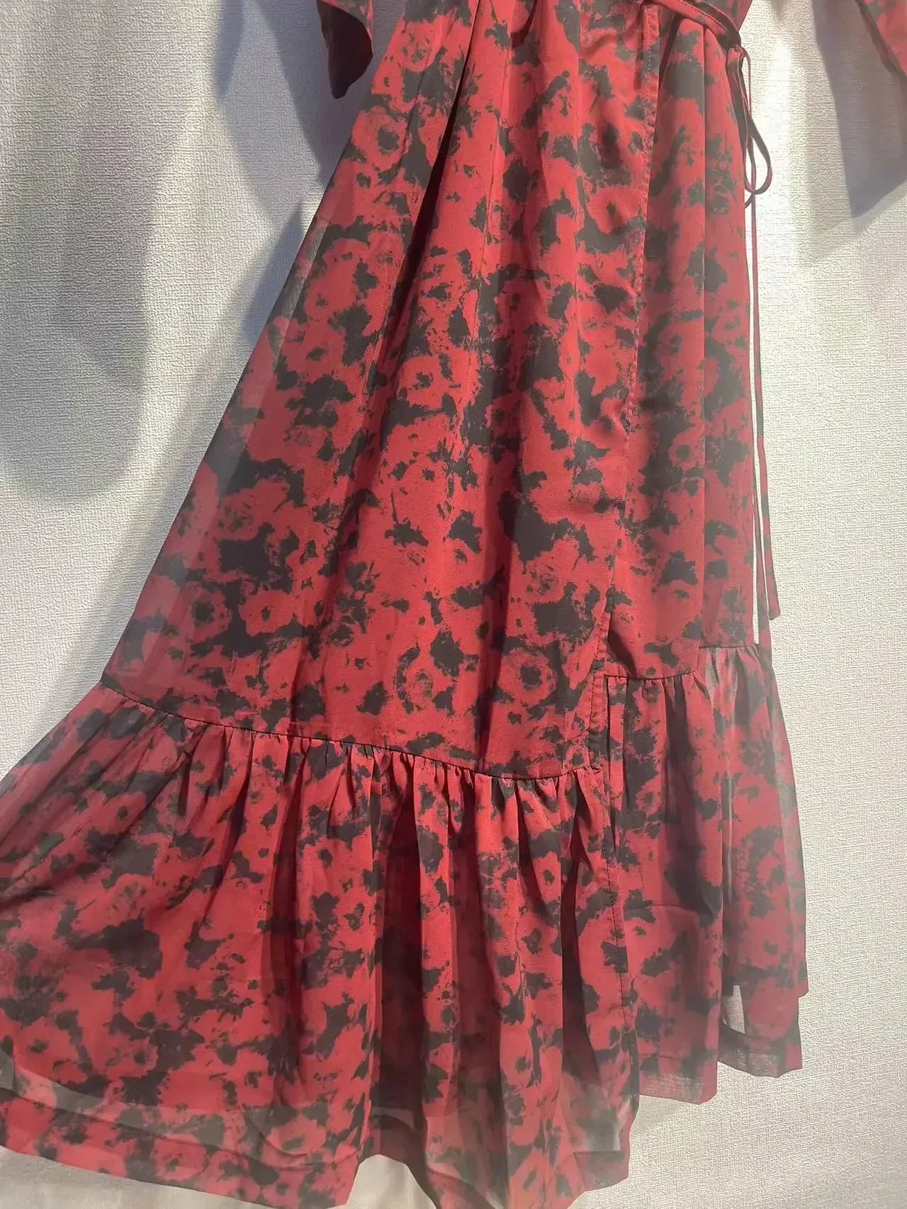 Bloesem Pracht Rotes Blumenmuster Kleid mit Gewellten Schnürsenkeln