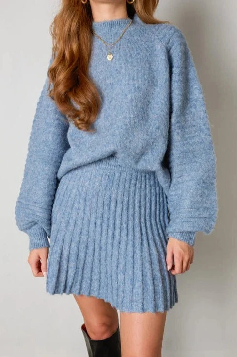 Betrete die elegante Welt von Elegance | Faltenpullover- und Rock-Set