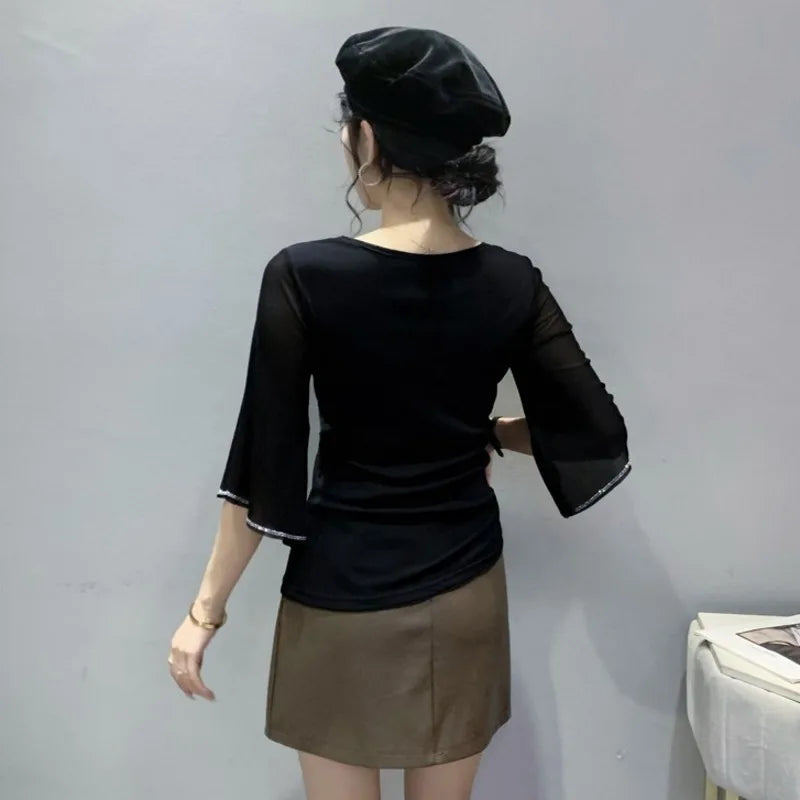 Maglietta con scollo a V seducente e maniche a tre quarti