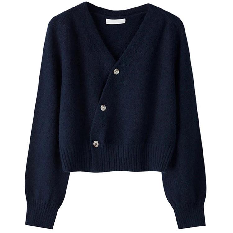 
Alora trui in een diepe marineblauwe kleur met een moderne asymmetrische knoopsluiting. De trui heeft lange mouwen, een ribgebreide taille en een stijlvolle pasvorm. Perfect voor een eigentijdse en comfortabele look.