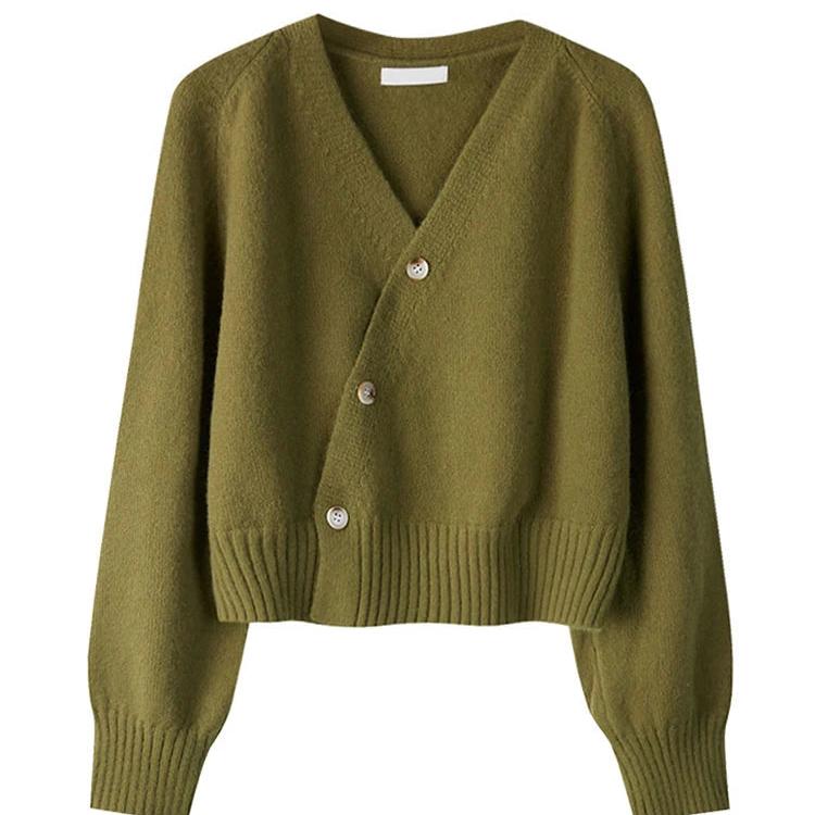 Alora trui in een stijlvolle olijfgroene kleur met een moderne asymmetrische knoopsluiting. De trui heeft lange mouwen, een ribgebreide taille en een eigentijdse pasvorm. Perfect voor een trendy en comfortabele look.