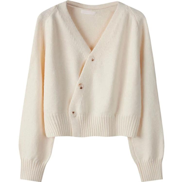 Alora trui in een moderne off-white kleur met asymmetrische knoopsluiting. De trui heeft een comfortabele pasvorm, lange mouwen en een brede ribgebreide taille. Perfect voor een stijlvolle en eigentijdse look.