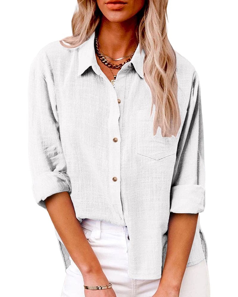 De afbeelding toont de Anara blouse in het wit, gedragen door een vrouw. De blouse heeft opgerolde mouwen, een knoopsluiting aan de voorkant en een borstzak. Het is een stijlvolle en comfortabele keuze voor elke gelegenheid, perfect te combineren met een casual of chique look.