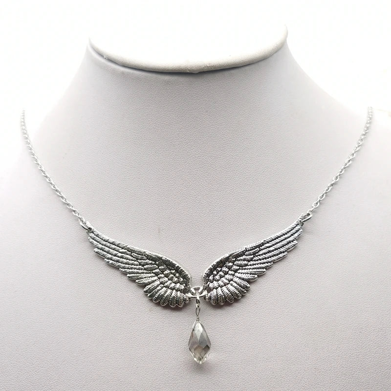 Incantevole Collana Choker con Pendente di Perline a Forma di Ali d'Angelo in Piuma - Moda Celestiale