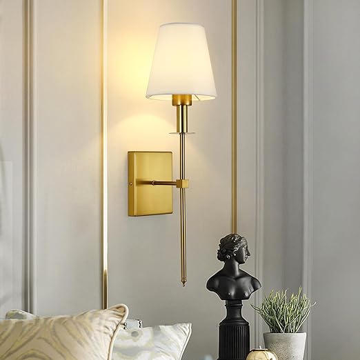 De Aurelia Wall Light met een klassieke gouden afwerking en een witte lampenkap voegt een elegante en verfijnde uitstraling toe aan je ruimte, ideaal voor een chique en sfeervolle verlichting.