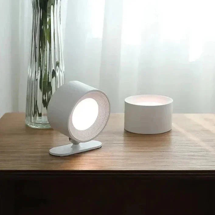 Witte draadloze tafellamp van Aurora Glow met een minimalistisch cilindervormig ontwerp. Deze sfeervolle lamp is compact en veelzijdig, perfect voor zachte verlichting in elke kamer. Ideaal als nachtlampje, bureaulamp of decoratief accentstuk.