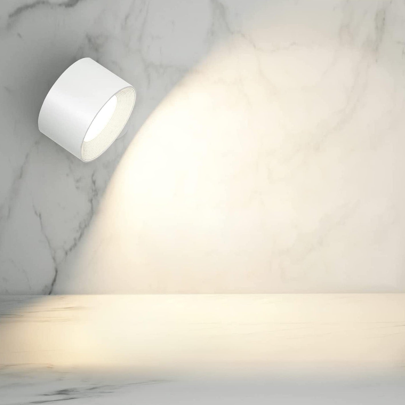 Minimalistische witte wandlamp van Aurora Glow die een warme lichtbundel projecteert op een elegante marmeren achtergrond. Deze draadloze lamp biedt sfeervolle verlichting, ideaal voor moderne en stijlvolle interieurs. Perfect voor accentverlichting in woon- en werkruimtes.