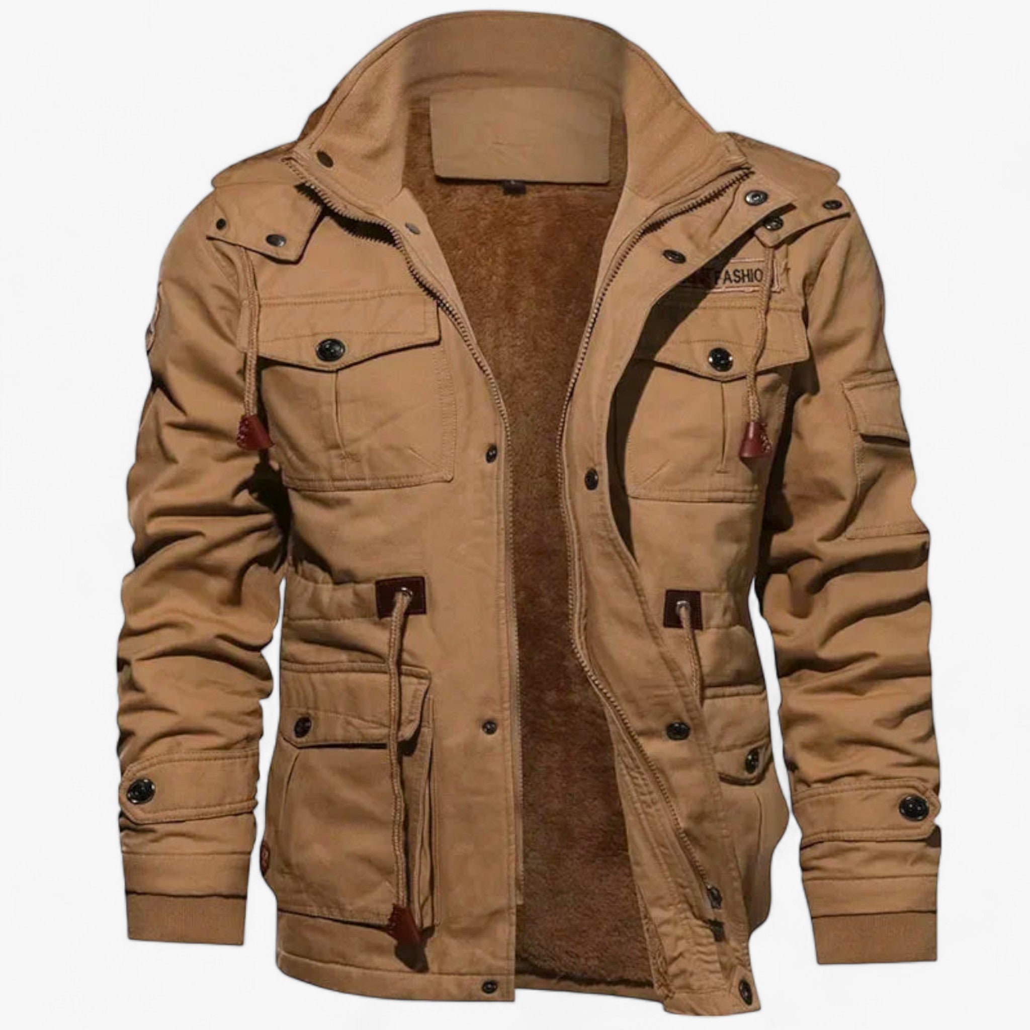 Afbeelding van het Bamox bomberjack in camel kleur. Dit stoere jack heeft een warme teddyvoering, ideaal voor koude dagen. Voorzien van meerdere zakken, robuuste knopen en ritsen, gecombineerd met leren trekkoorden voor een stijlvolle uitstraling. De hoge kraag en verstelbare manchetten zorgen voor extra bescherming tegen wind en kou.