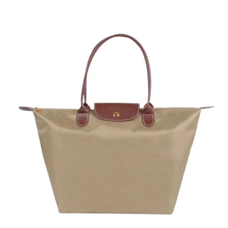 Berliani Handtas Tijdloze en ruime handtas in een elegante beige kleur. Voorzien van luxe bruine handvatten en een stevige drukknoopsluiting. Ideaal voor dagelijks gebruik met voldoende ruimte voor al je essentials. Lichtgewicht en waterafstotend ontwerp voor extra gebruiksgemak.