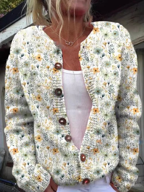 
Betina cardigan met geel-wit bloemenpatroon, gedragen door een vrouw. De cardigan heeft een comfortabele pasvorm, knoopsluiting en een charmante uitstraling. Ideaal voor casual outfits en frisse dagen.