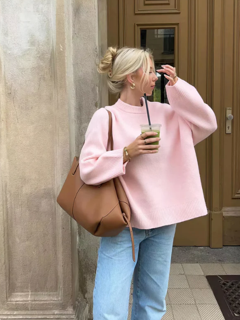 De Blissta trui in zachtroze biedt een comfortabele en modieuze uitstraling. De trui heeft een oversized pasvorm met een nette, rechte snit, afgewerkt met ribgebreide boorden. Gecombineerd met lichte jeans en een leren tas, is het de perfecte casual look voor elke gelegenheid.