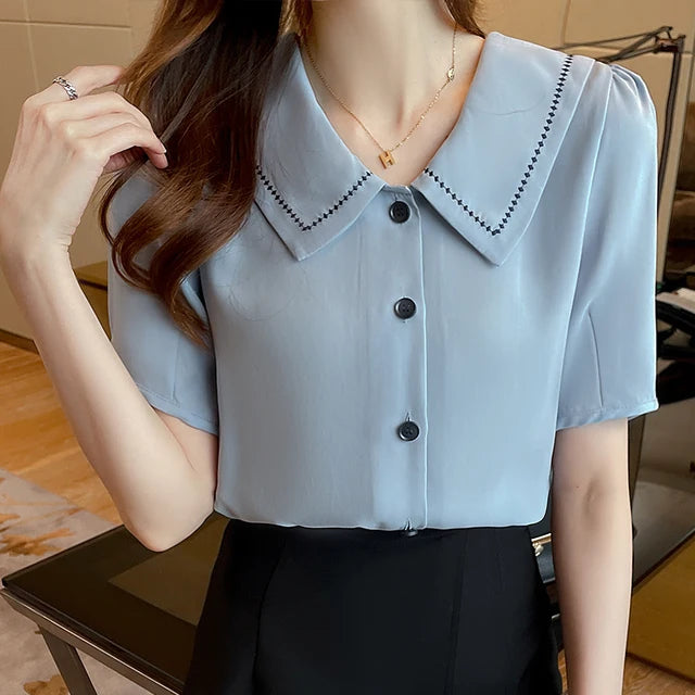 Sommerliche weiße Chiffonbluse mit kurzen Ärmeln