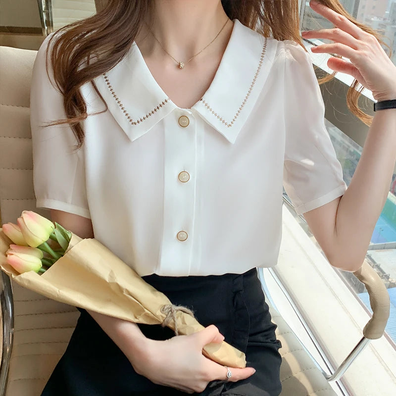 Sommerliche weiße Chiffonbluse mit kurzen Ärmeln