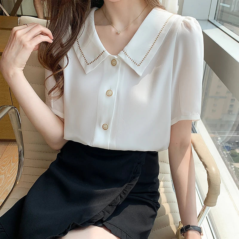 Sommerliche weiße Chiffonbluse mit kurzen Ärmeln