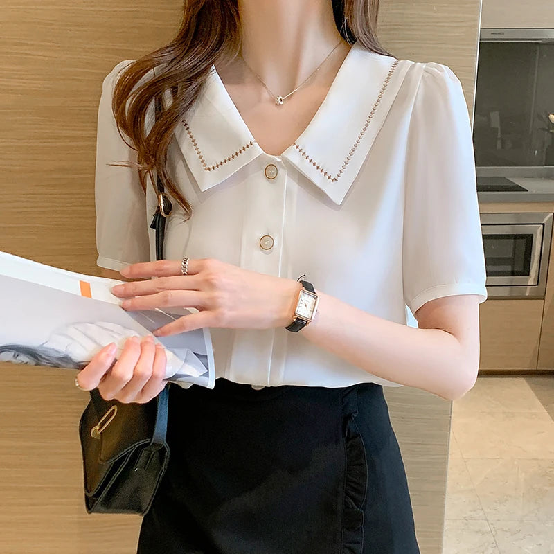 Sommerliche weiße Chiffonbluse mit kurzen Ärmeln