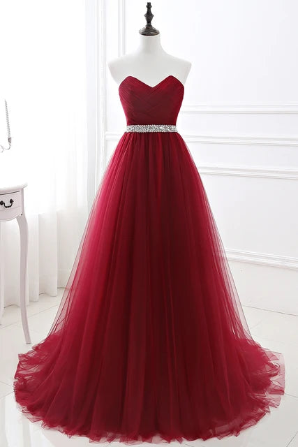 Bezauberndes bordeauxrotes Tüll-Abendkleid mit Spitze und Kristallen