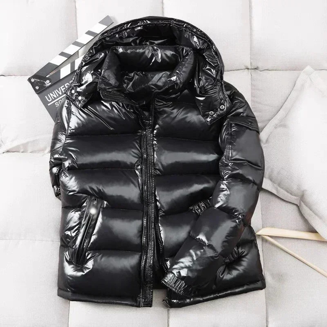Borstin Winterjas Puffer in glanzend zwart. Deze warme gewatteerde herenjas met een stijlvolle afwerking en capuchon is ideaal voor koude winterdagen. Perfecte combinatie van comfort en moderne stijl.