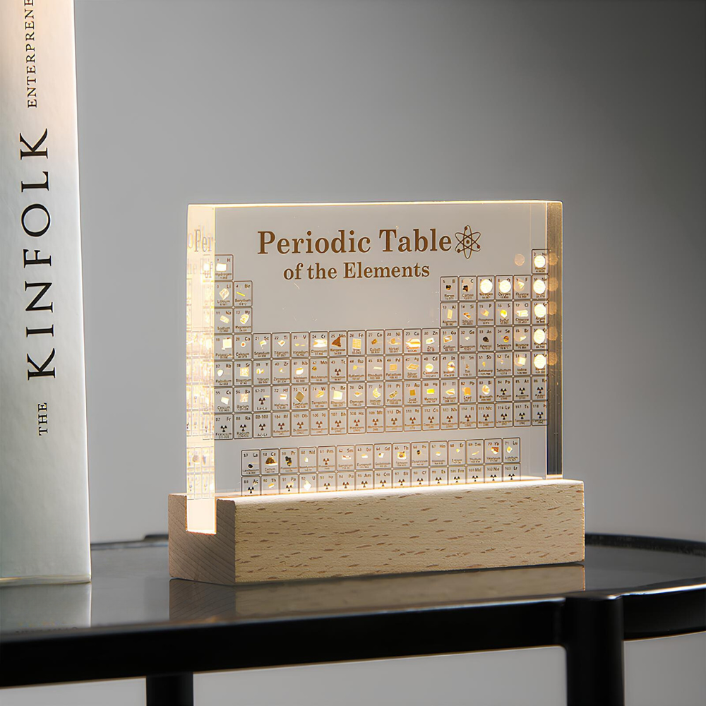 Bramax Periodiek Tabel van de Elementen, verlicht met een houten basis, ideaal voor educatie en stijlvolle decoratie.