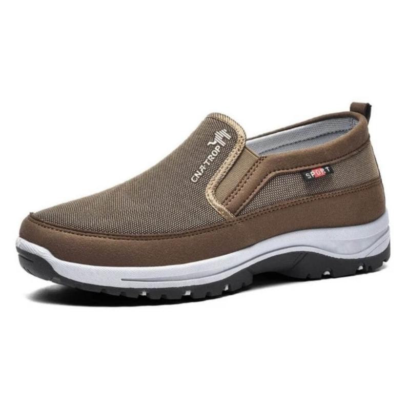 Afbeelding van de Briant loafers in een stijlvolle bruine kleur. Deze comfortabele instappers hebben een ademend bovenwerk en een stevige antislipzool voor uitstekende grip en stabiliteit. Het moderne, sportieve ontwerp is ideaal voor dagelijks gebruik en biedt langdurig draagcomfort.
