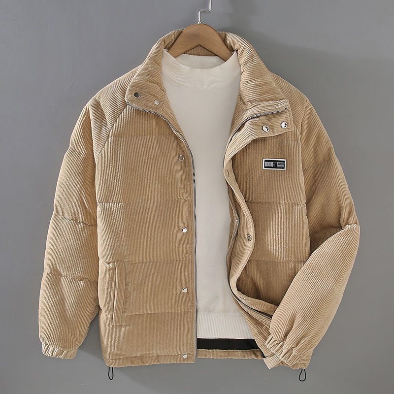 Beige Brixen vintage winterjas van ribstof, met gewatteerde voering, opstaande kraag, knoop- en ritssluiting. Een stijlvolle en warme jas voor een retro winterlook.