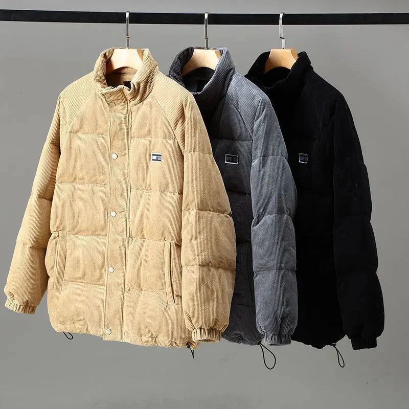 Set van drie Brixen vintage winterjassen in beige, grijs en zwart. Pufferstijl met een gewatteerd ontwerp, opstaande kraag en knoopsluiting, ideaal voor een warme en stijlvolle winterlook.