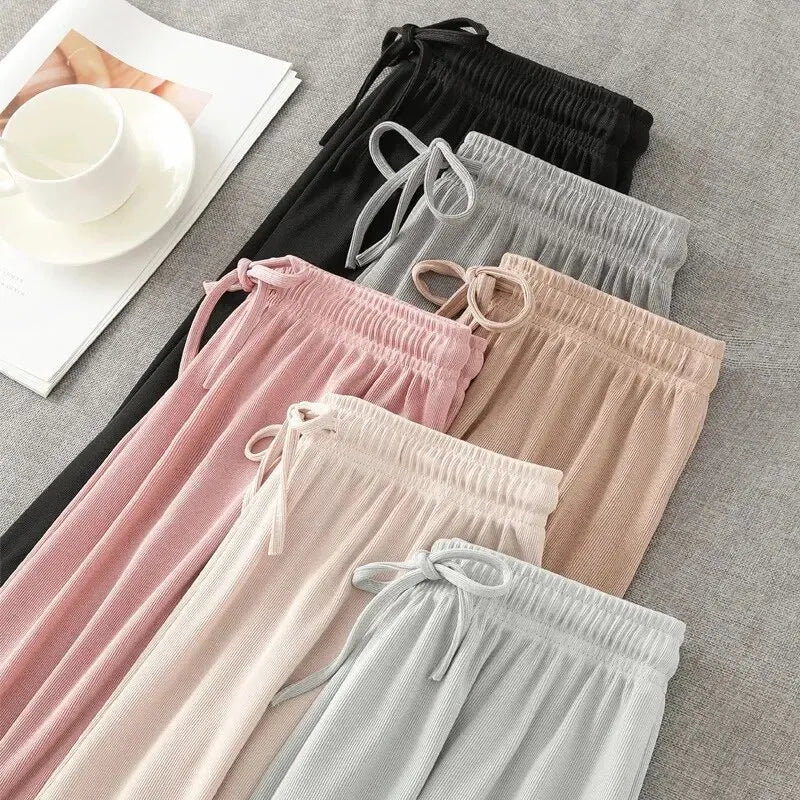 Pantaloni eleganti da donna con fondo a campana drappeggiato in seta ghiaccio e vita alta con gamba dritta