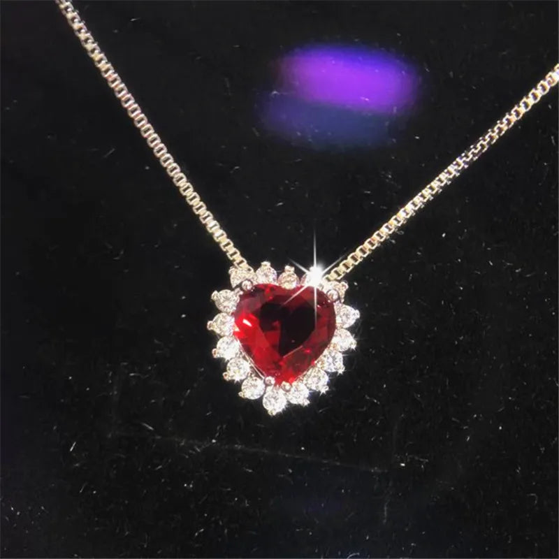 Splendidi set di gioielli CC con cuore rosso in zirconia