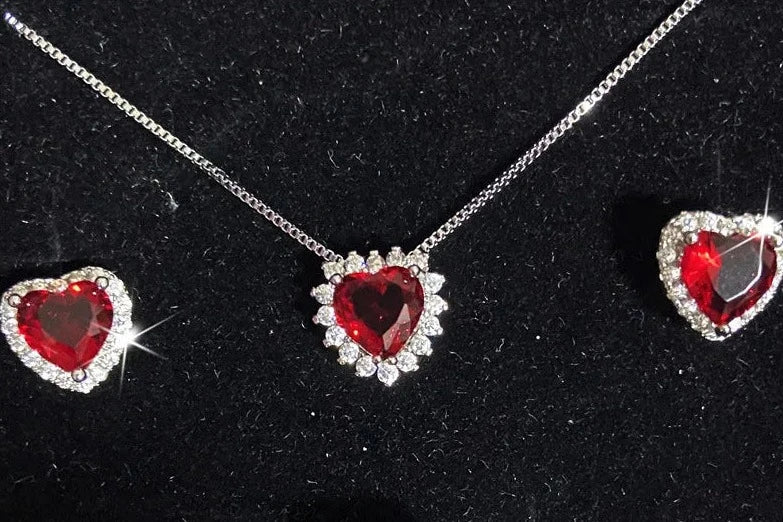 Splendidi set di gioielli CC con cuore rosso in zirconia