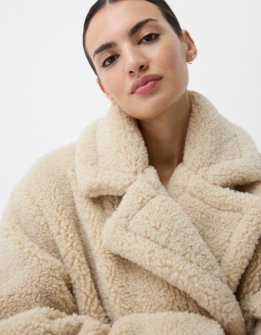 Christina | Twee-rij Teddy-jas met knoopplacket in extra grootte
