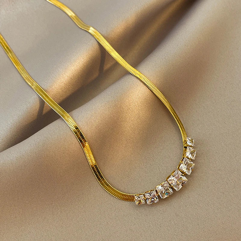 Dieyuro Green White Crystal Zircon Necklace