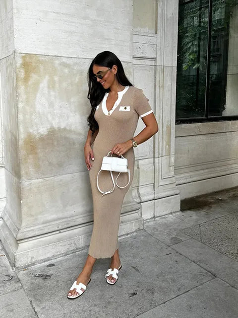 Elegante Gebreide Lange Jurk met Metalen Knoopsluiting
