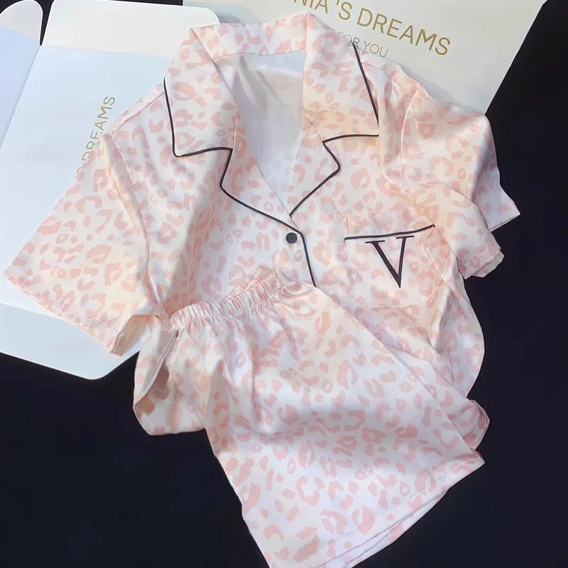 Geniet van Luxueus Comfort met de DreamSilk Dames Pyjamaset!