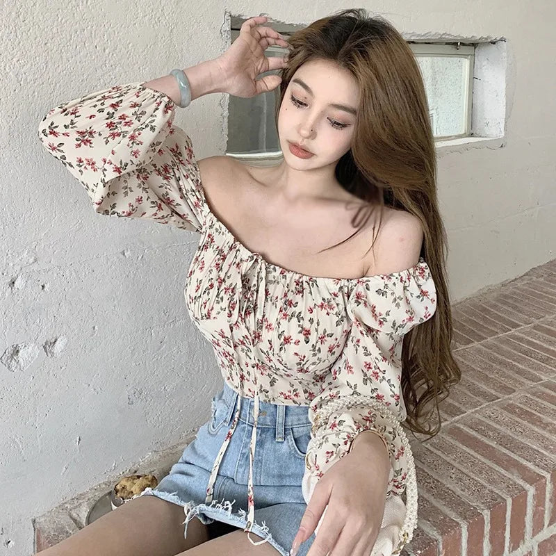 Playful Retro Blouse with Floral Print for Feminine Beauty