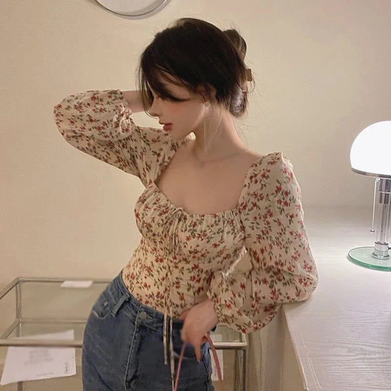 Playful Retro Blouse with Floral Print for Feminine Beauty
