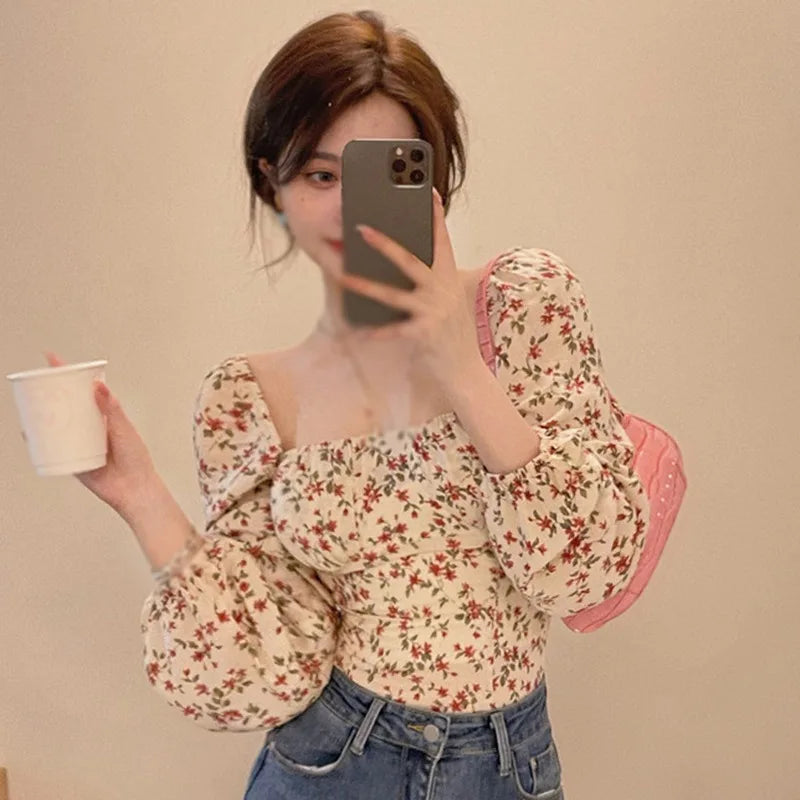 Playful Retro Blouse with Floral Print for Feminine Beauty