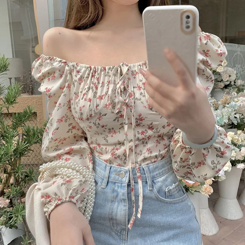 Playful Retro Blouse with Floral Print for Feminine Beauty