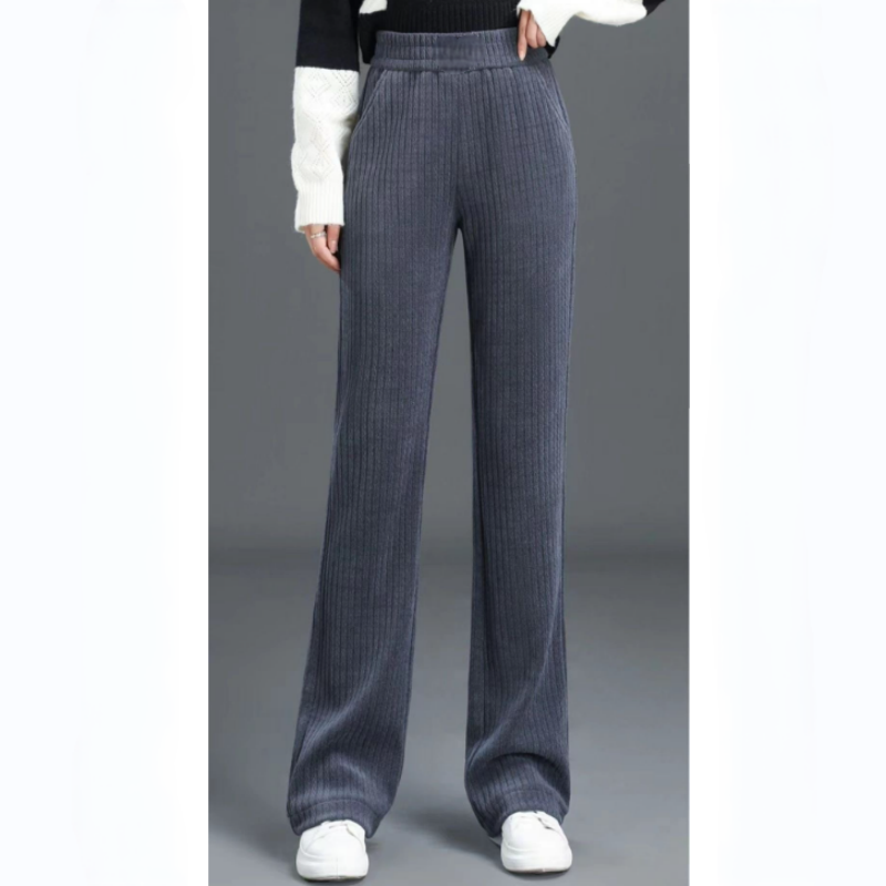 Grijze, losse taillebroek van Darenzo met een rechte pasvorm en ribstructuur. Deze comfortabele broek biedt een casual en modieuze uitstraling, ideaal voor dagelijks gebruik in alle seizoenen."