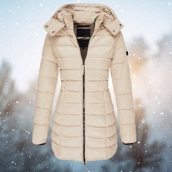Elara winterjas in een neutrale beige kleur, met een comfortabele voering en capuchon, ideaal voor koude winterdagen.