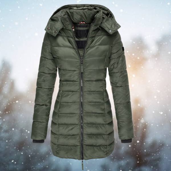 Elara winterjas in een stijlvol donkergroene kleur, voorzien van een capuchon en een comfortabele, gewatteerde voering voor extra warmte tijdens koude winterdagen.