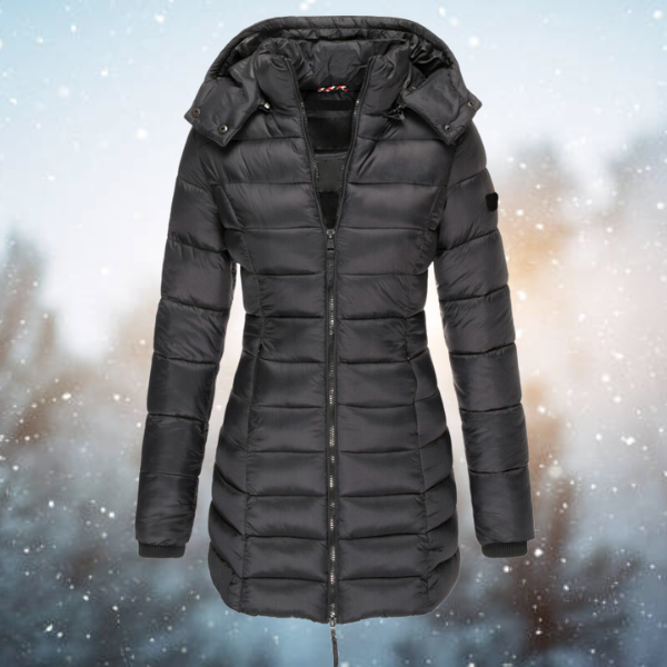 Elara winterjas in zwart, met een gewatteerde structuur en een capuchon, ontworpen voor extra warmte en comfort tijdens de wintermaanden.