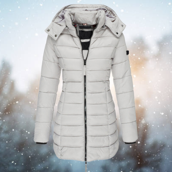 Elara winterjas in lichtgrijs met gewatteerde structuur, capuchon en rits, biedt warmte en comfort in de winter.