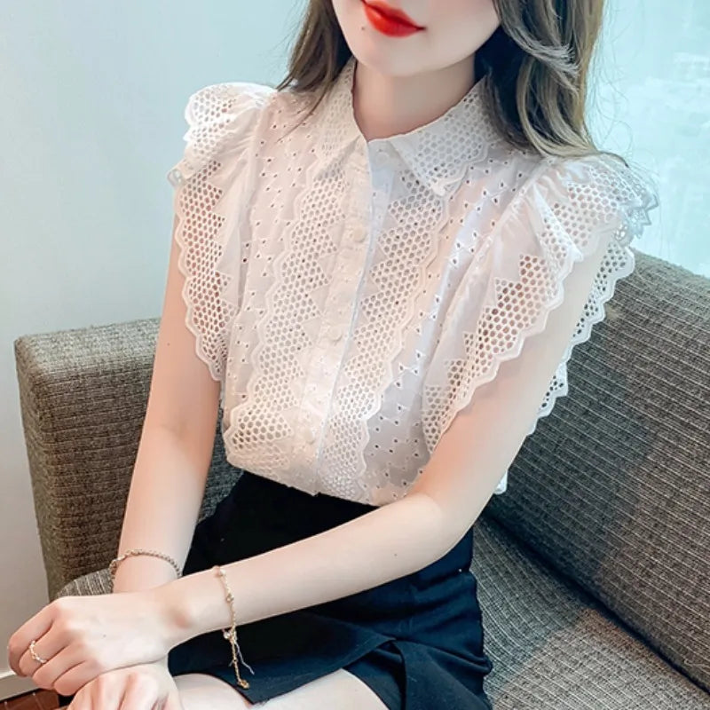 Sommerliche Spitzen- und Stickerei-Bluse mit Knopfdetail