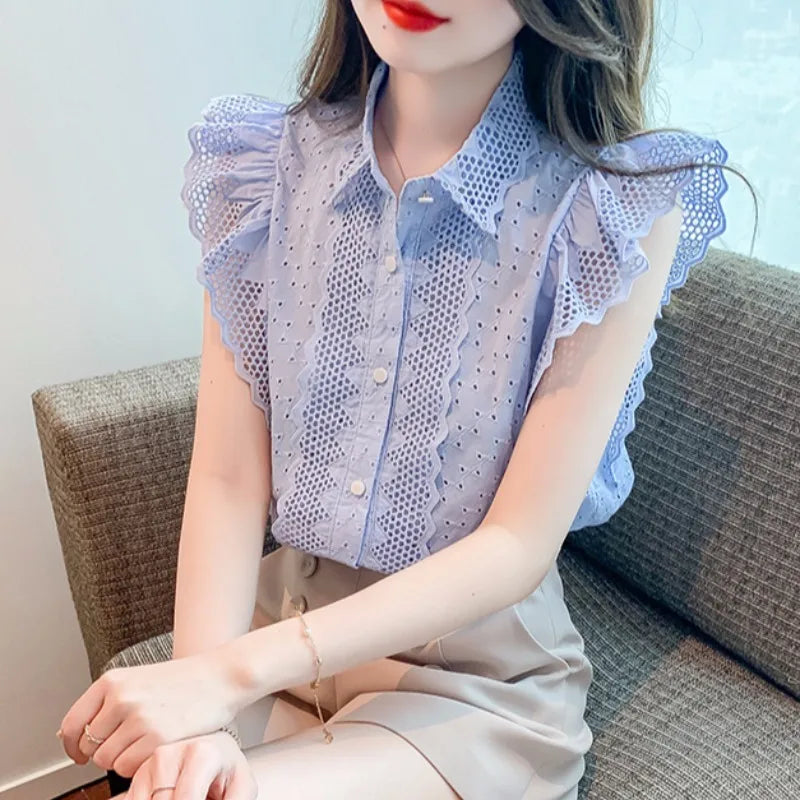 Sommerliche Spitzen- und Stickerei-Bluse mit Knopfdetail