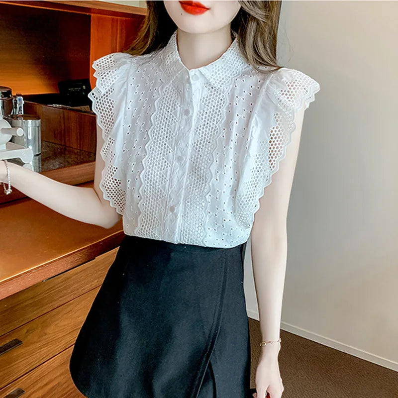 Sommerliche Spitzen- und Stickerei-Bluse mit Knopfdetail