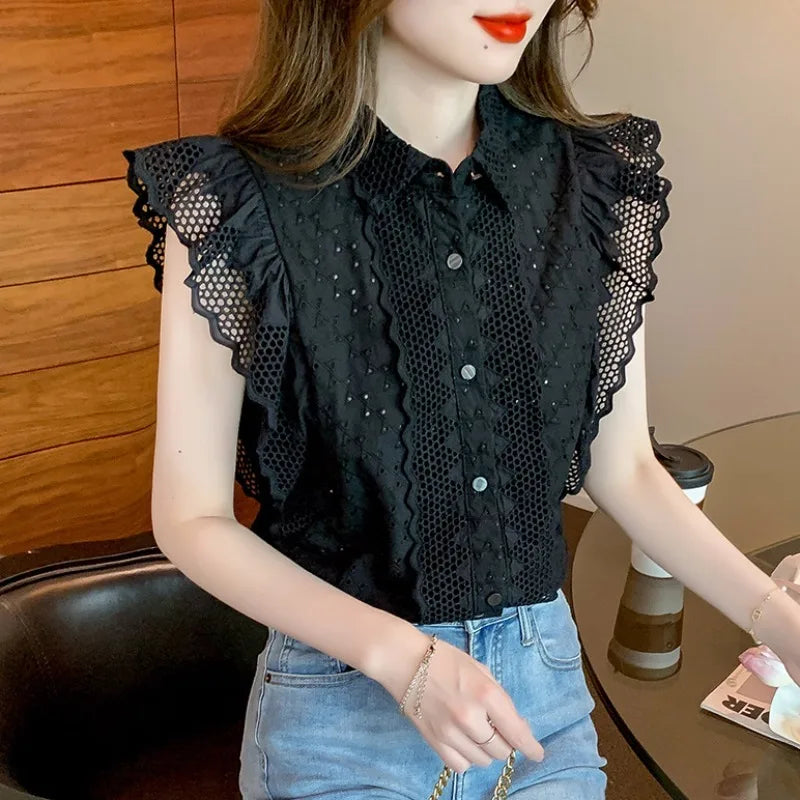 Sommerliche Spitzen- und Stickerei-Bluse mit Knopfdetail