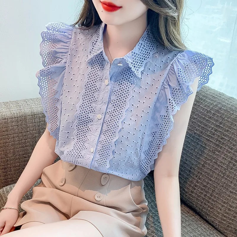 Sommerliche Spitzen- und Stickerei-Bluse mit Knopfdetail