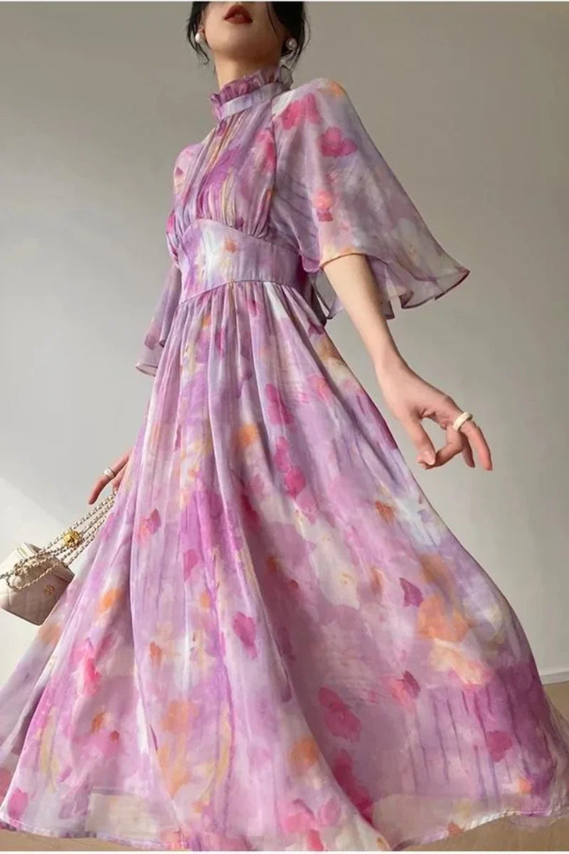 Stilvolle Damenkleider mit elegantem Muster - Sommerkleid mit Stehkragen und großem Saum